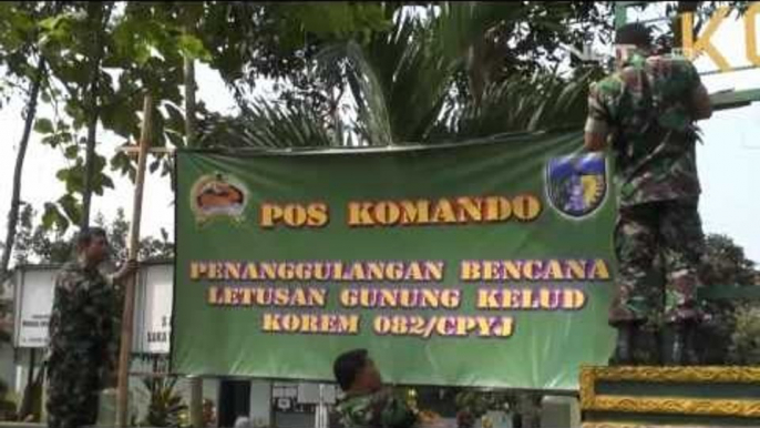 NET12 - Warga Gunung Kelud dirikan tenda di lokasi pengungsian