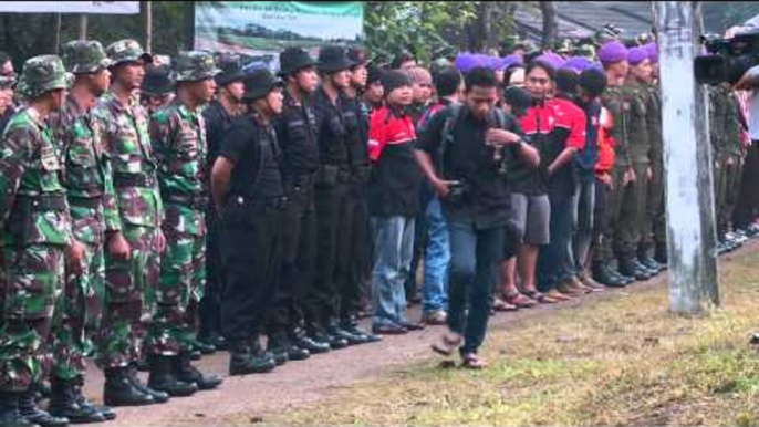 Hari Sampah Nasional, Warga Bersih-Bersih Kali Ciliwung - NET16