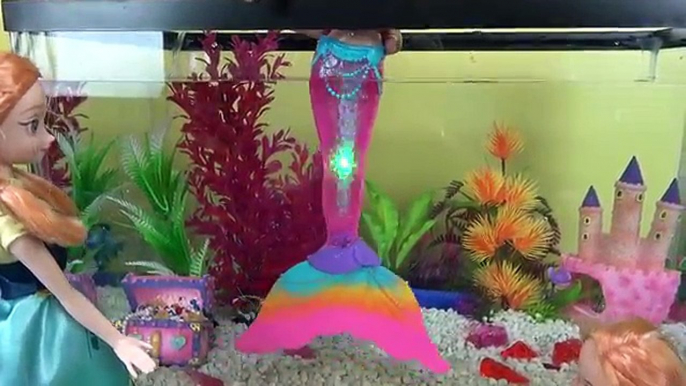 Underwater Fish Tank Play! Elsa & Anna toddlers play in Aquarium with Barbie the Mermaid !