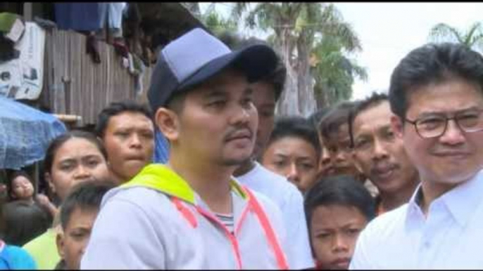 Entertainment News - Aksi sosial Indra Bekti untuk korban banjir