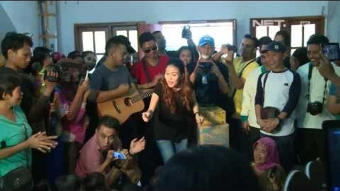 Entertainment News - Pasca melahirkan Ayu Ting Ting hibur korban banjir