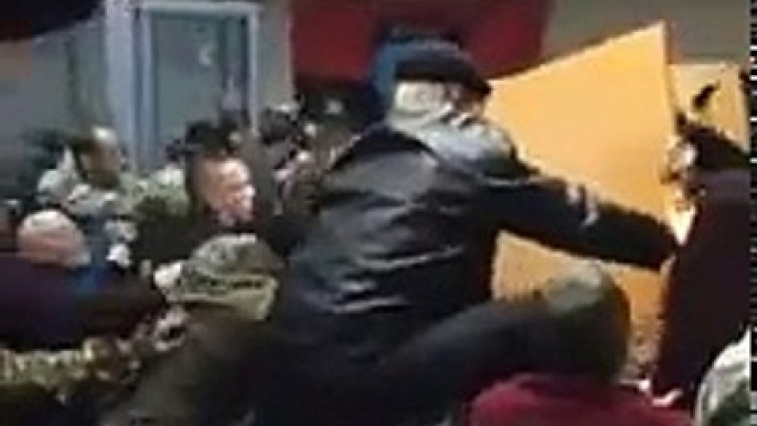 Brawl between Ukrainian nationalists and police in courtroom in Kiev