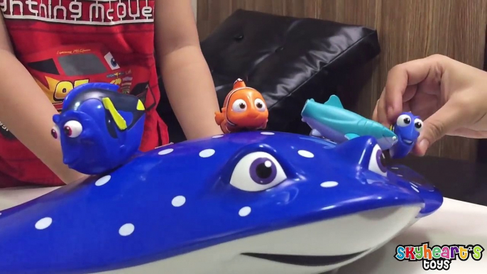 MR RAY vs CENTIPEDE - Finding Dory Battle with Giant Hank Toys Playtime for Kids-reKRokw5zg4