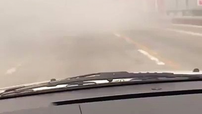 Ce conducteur pense se trouver dans un épais brouillard mais en fait non... C'est juste un bus en feu