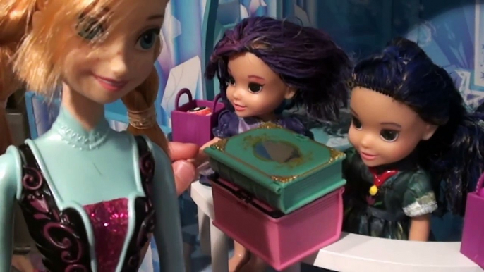 Mal and Evies Magic sleepover at Elsas Ice Castle Part 1Toddler Anna and Elsa Descendants dolls