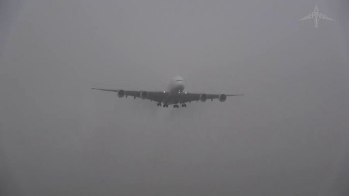 Apparition dans le brouillard d'un avion A380 juste avant l'atterrissage à Prague !