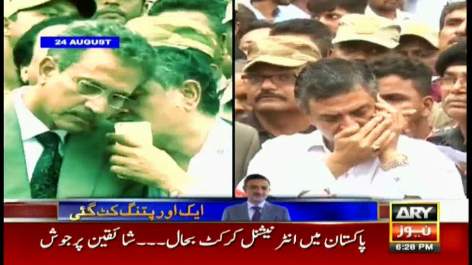 Arshad Vohra whispering to Waseem Akhtar after he become mayor