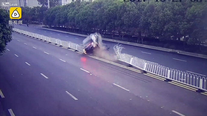 Spectacular car accident: Mercedes-Benz does some deadly flips in air