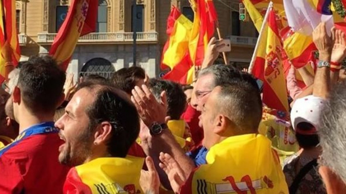 Crowds Sing 'Viva Espana' as Hundreds of Thousands Gather in Barcelona