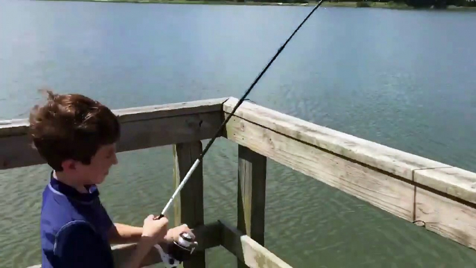 Un crocodile vient dévorer le poisson de cet enfant qui peche...