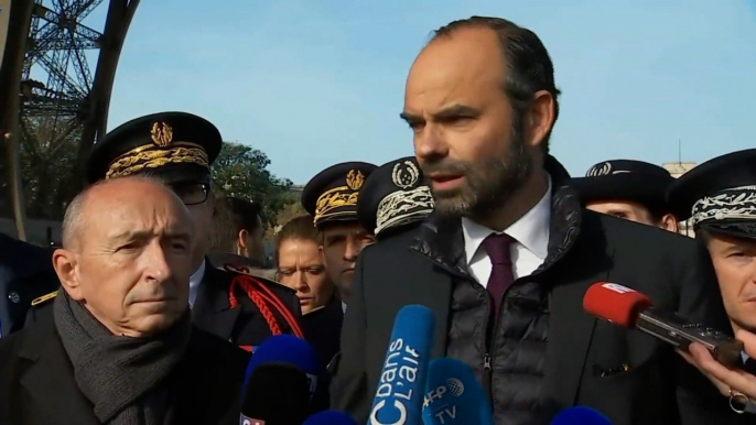 Le Premier ministre, Édouard Philippe, rend visite aux forces de sécurité à la Tour Eiffel