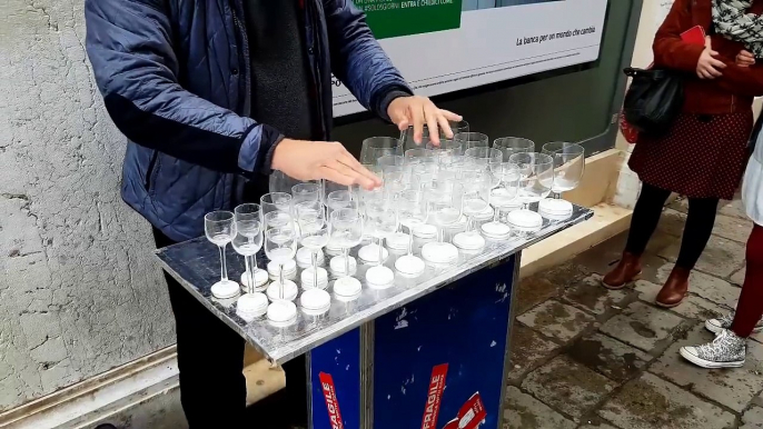 Musique d'Harry Potter jouée... sur des verres d'eau en pleine rue !