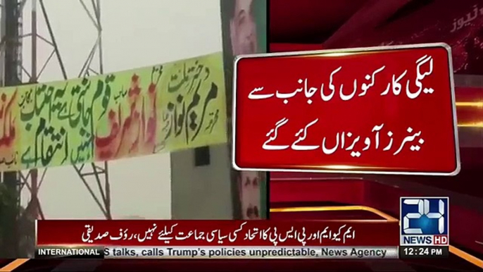 PML-N workers display anti-judiciary banners outside Nawaz Sharif Jati Umra residence