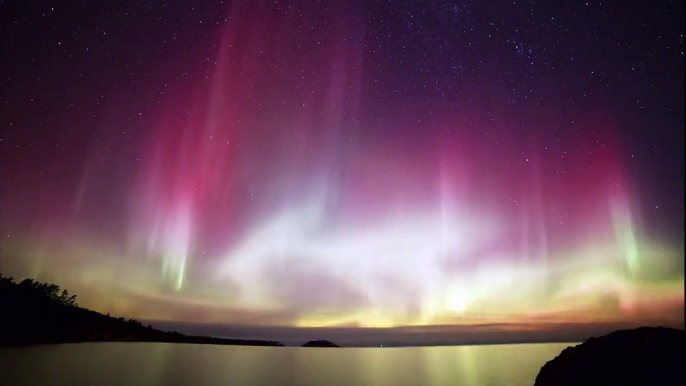 Magnifiques Aurores Boréales filmées au-dessus d'un lac dans le Michigan en Timelapse !