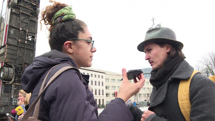 Kunstprojekt aus drei Buswracks steht vor dem Brandenburger Tor