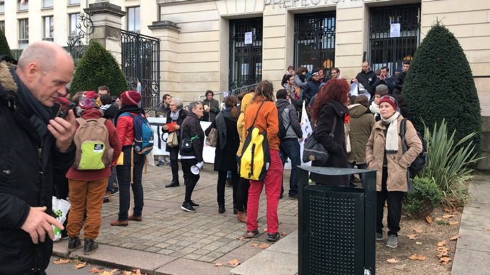 Contrats aidés : environ 60 personnes rassemblées devant la préfecture