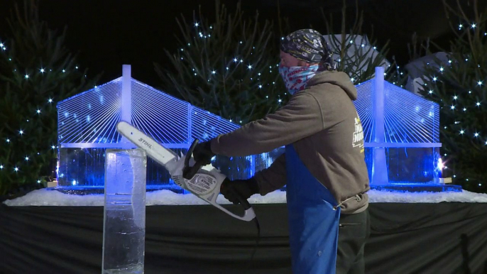 Escultores del hielo alistan sus piezas en mercado de Edimburgo