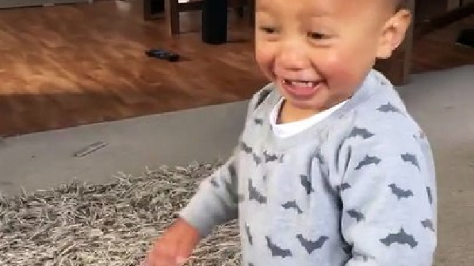 Ce bébé et son père nous font un Haka adorable et mythique... Tellement mignon