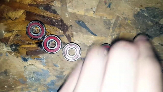 FIDGET SPINNER Vs. MY SKATEBOARD BEARINGS - HAND SPINNER Experiment - *BLOODY HAND*