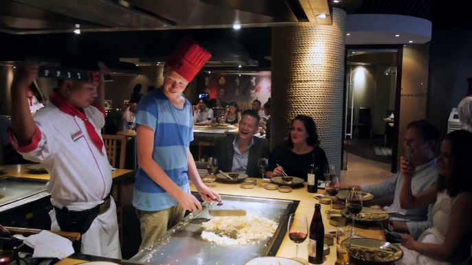 Ce chef japonais est complètement fou au restaurant Benihana à Londres !