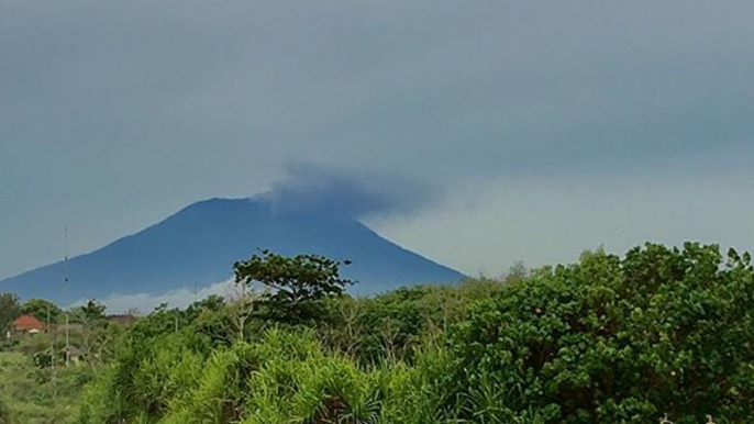 Bail's Mount Agung Volcano Erupts