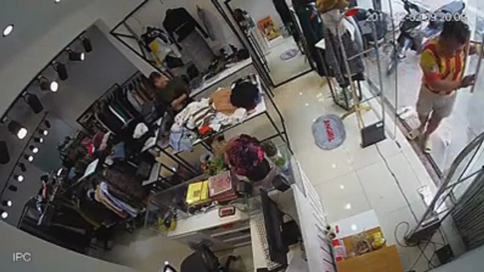 Nam thanh niên cầm liềm vào shop quần áo khiến nhân viên “chạy mất dép”