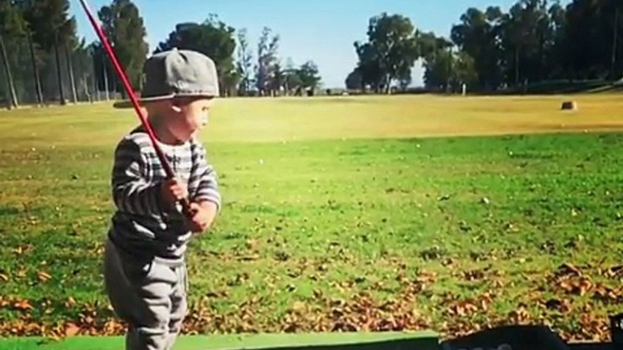 Ce bébé joue au golf comme Tiger Woods !! Impressionnant !