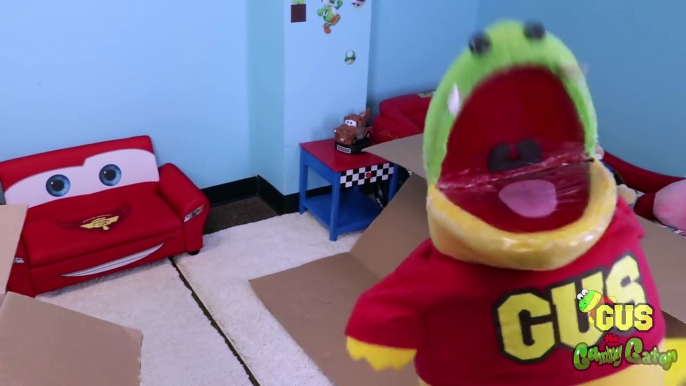 BOX FORT CHALLENGE! Gus the Gummy Gator builds GIANT BOX FORT!!-UCAIFHMmfOw
