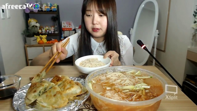 간단 먹방! 살얼음 시원한 김치말이국수에 찰떡궁합 군만두 먹방 mukbang 볼빨간효닝 20170523