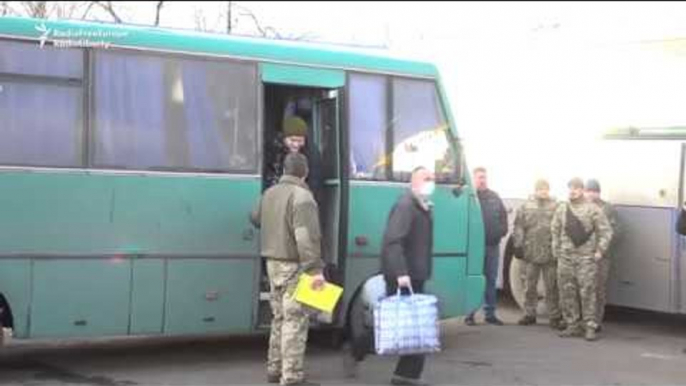 Kiev Government, Pro-Russian Separatists Swap Prisoners in East Ukraine