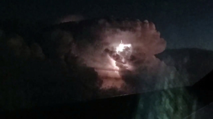 Vol au-dessus d'une tempête en avion à 10km d'altitude !