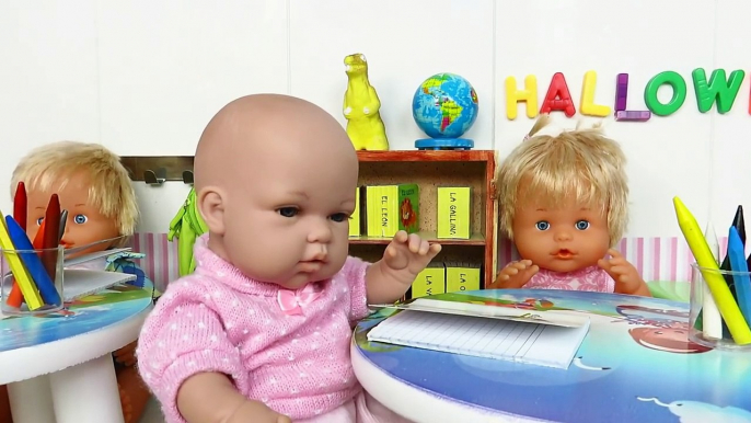 Bebés Nenuco en la fiesta de Halloween con la bebé Lucía Mundo Juguetes vídeos de juguetes