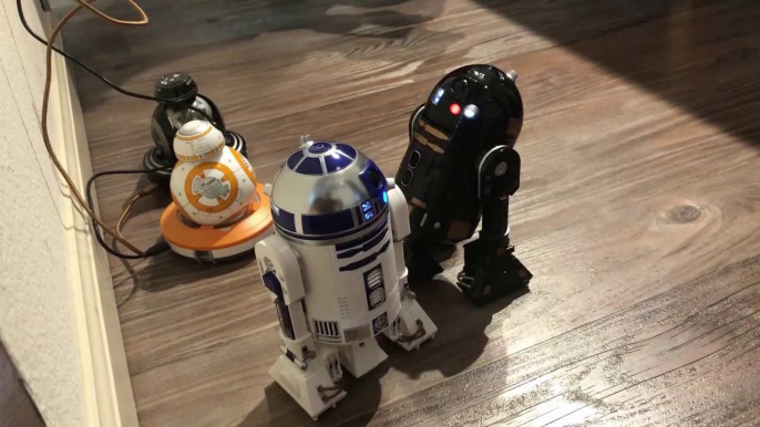 Comment fonctionnent les jouets droïdes R2-Q5 & R2-D2?