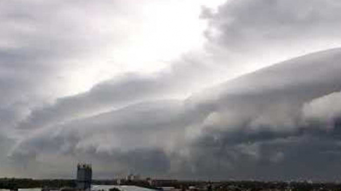 Ominous-Looking Shelf Cloud Moves Across Sydney