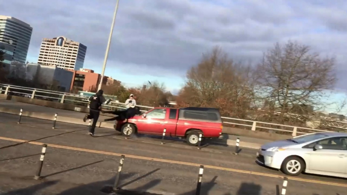 Une militante antifa se fait renverser par une voiture.