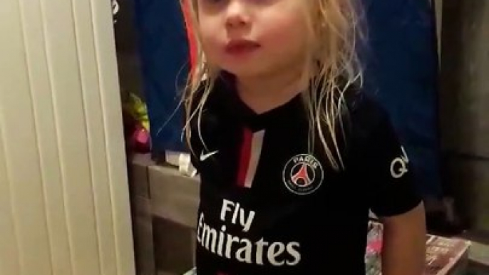 La plus jeune supportrice du PSG : fillette adorable et tellement drôle