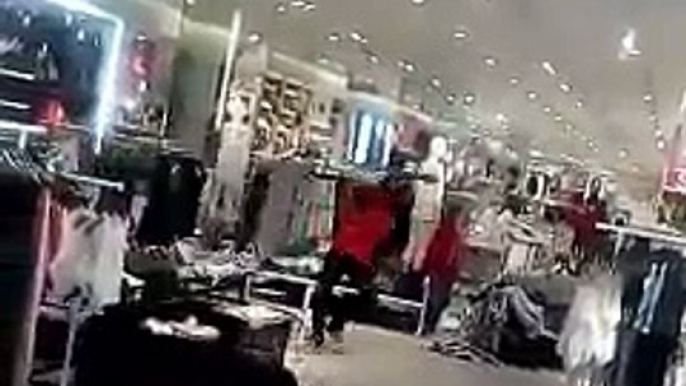 Des magasins H&M saccagés en Afrique du Sud après la publicité mettant en scène en enfant noir portant le sweat-shirt: "