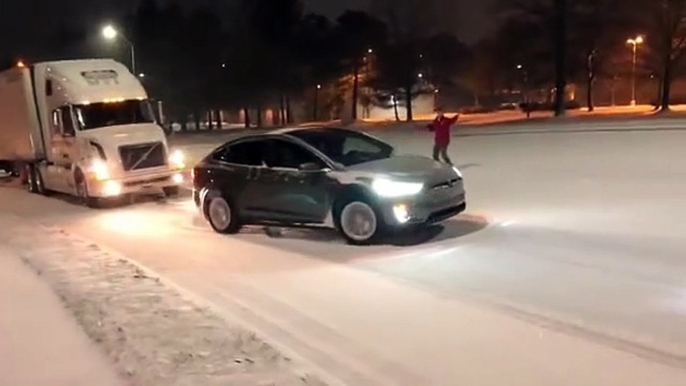 Cette voiture Tesla model X peut tirer un semi-remorque dans une pente enneigée