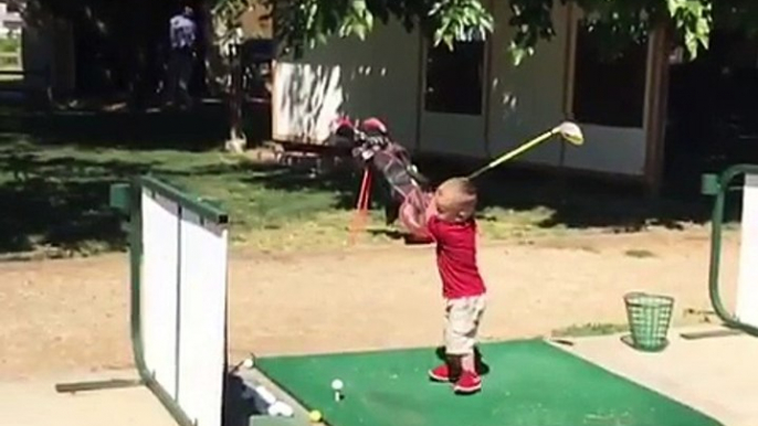 2 ans et un swing de golf d'adulte ! Futur Tiger Woods ?