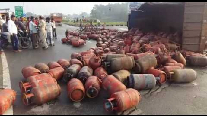 Cylinder laden truck overturned in ramgarh