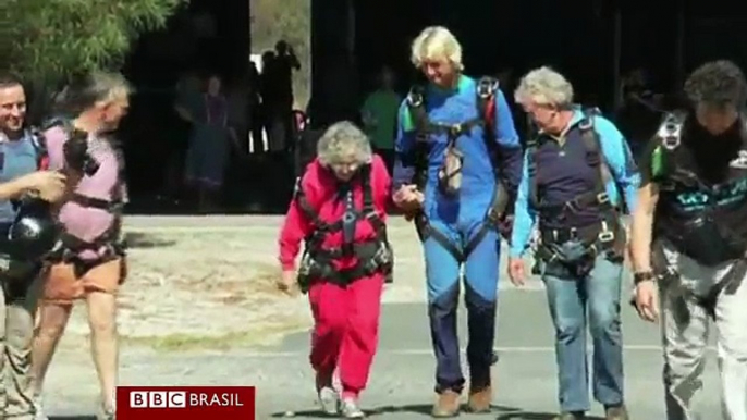 Idosa comemora 100 anos com salto de paraquedas