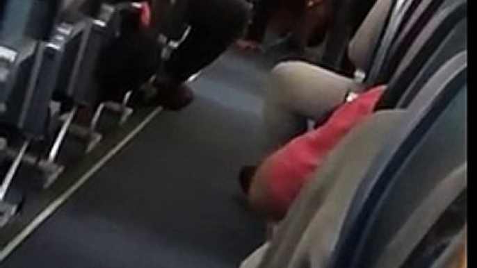 Elle fait son Yoga au milieu de l'avion en plein vol !!