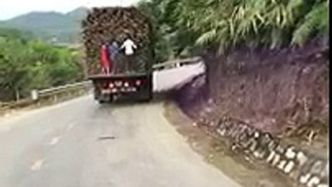 Ces gamins grimpent sur un camion pour voler de la canne à sucre (Vietnam)