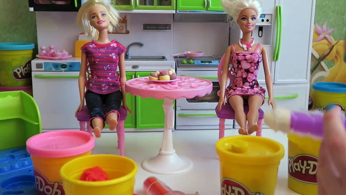 Играем в куклы Барби (Barbie) лепим из пластилина Плей До (Play Doh) Пирожинки, Кексики