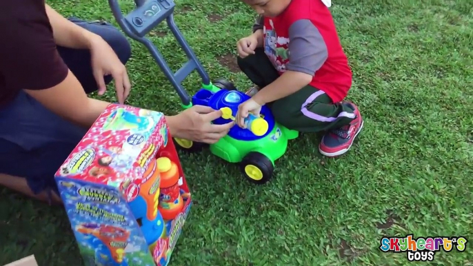 BUBBLE FIGHT Daddy vs. Toddler | Gazillion Bubbles toys for kids family fun playtime in the park