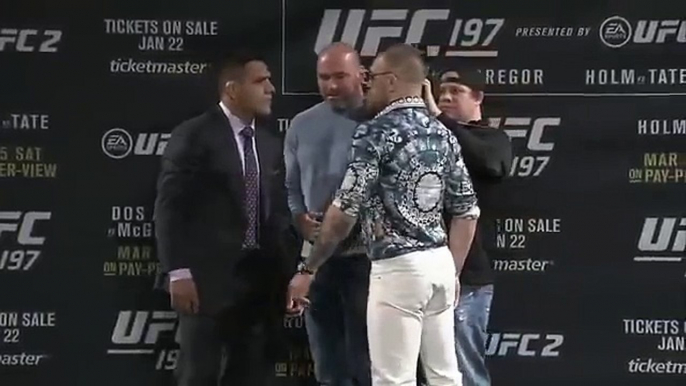 A encarada de Rafael dos Anjos e Conor McGregor na coletiva do UFC 197