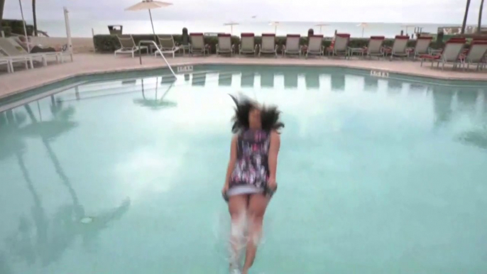 Cette journaliste saute dans la piscine en direct à la TV !