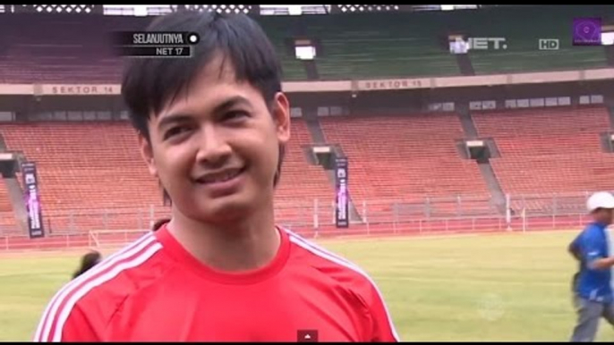 Tommy Kurniawan meluangkan waktu bermain bola