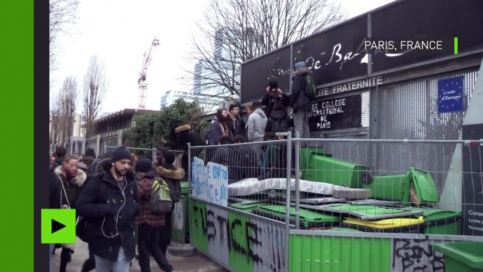 Barricades à l'entrée d'un lycée dans le cadre des manifestations contre les violences policières