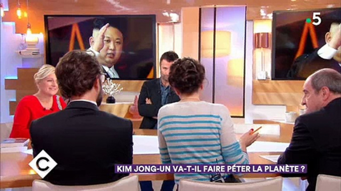 Victor Robert raconte dans "C à vous" comment Kim Jong Un fait produire de faux journaux sud coréens à sa gloire - Regardez